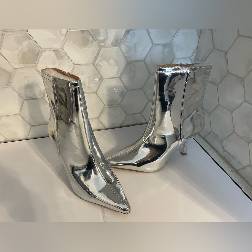 Wild Diva Lounge Silver Metallic Pointed Toe Bootie Size 7 M ‘Sultry’ Ankle High - Picture 5 of 11